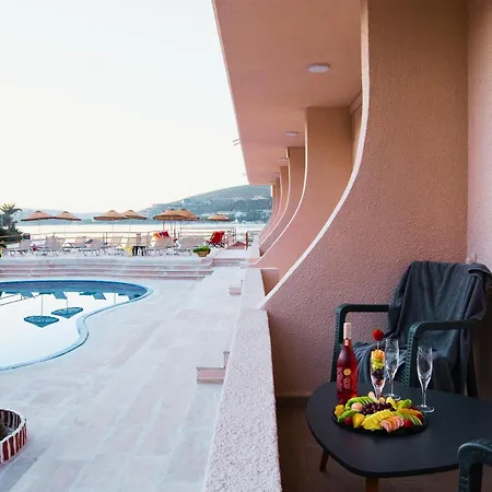 Oscar Seaside & By Club Aquarium Hotel